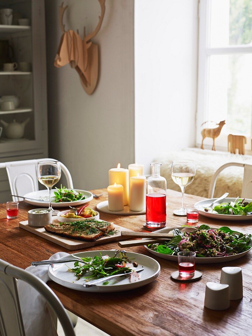 Gedeckter Tisch mit Lachs und Salat (Skandinavien)