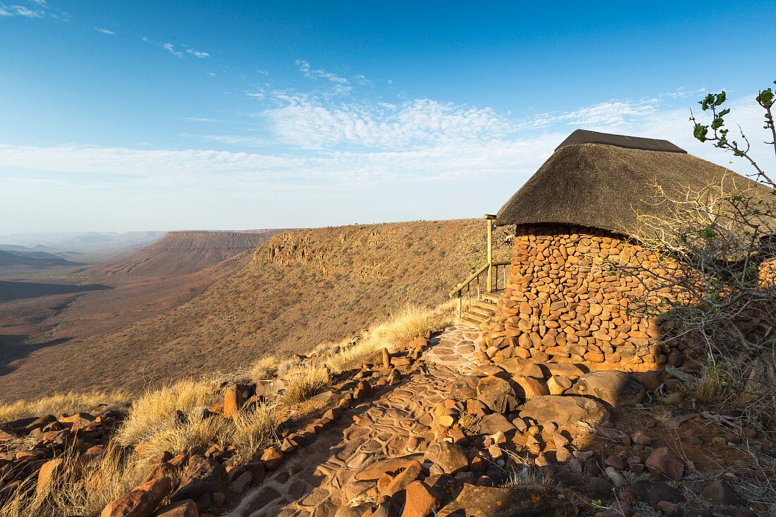Traditionalle Steinhütte mit Blick ins Tal, Namibia