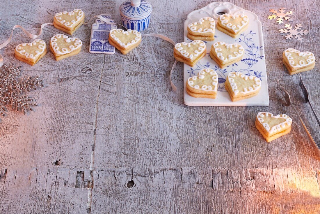 Cream-filled lemon hearts with icing