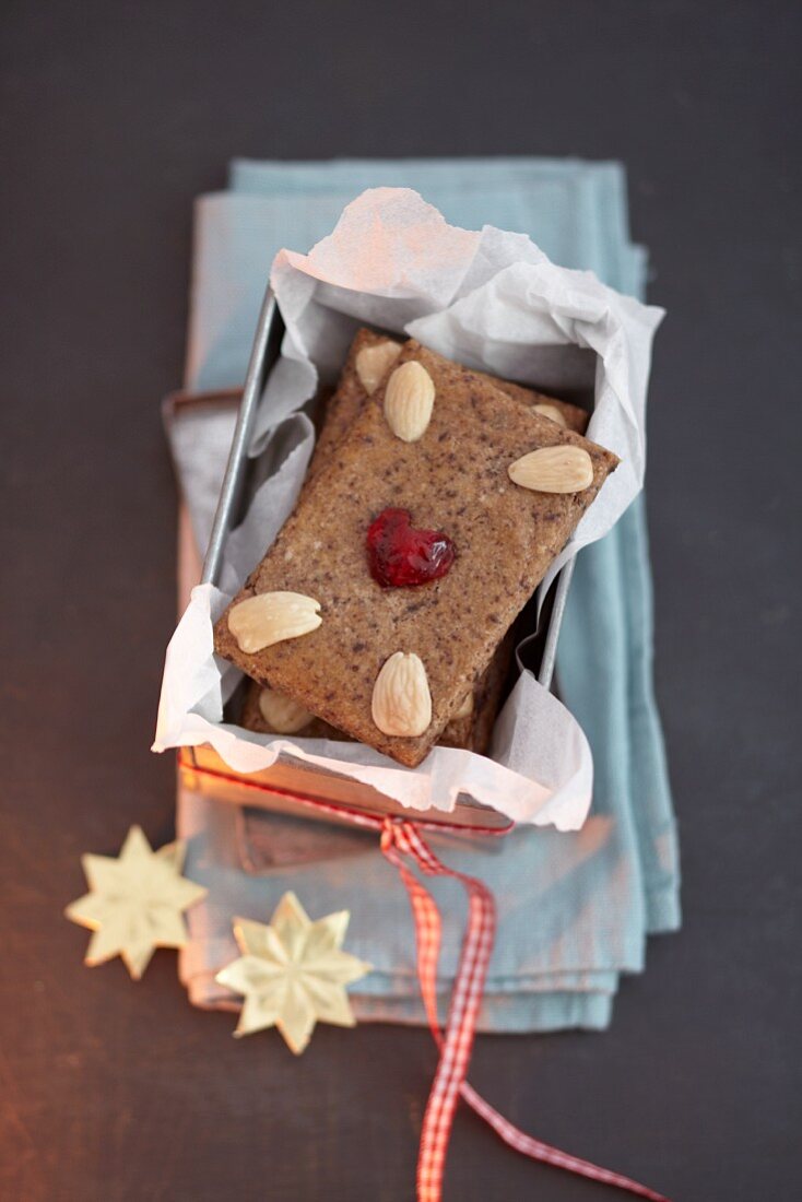 Gingerbread with almonds