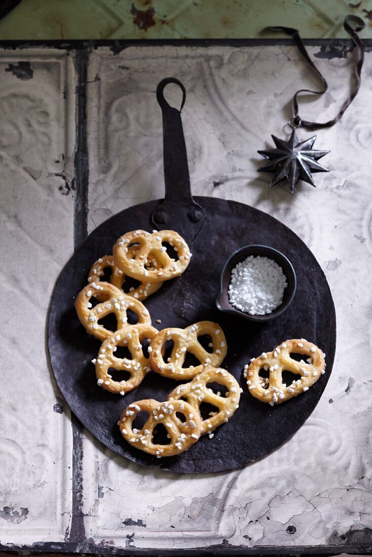 Advent pretzels with sugar nibs