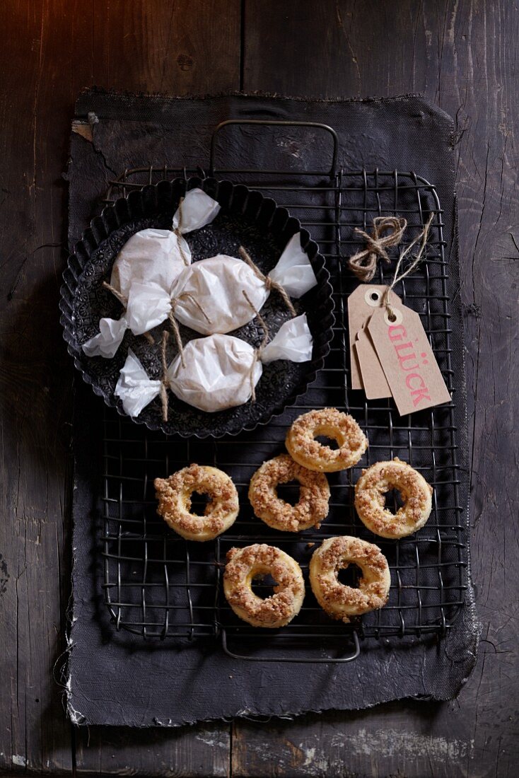 Almond rings with marzipan crumbs as a gift