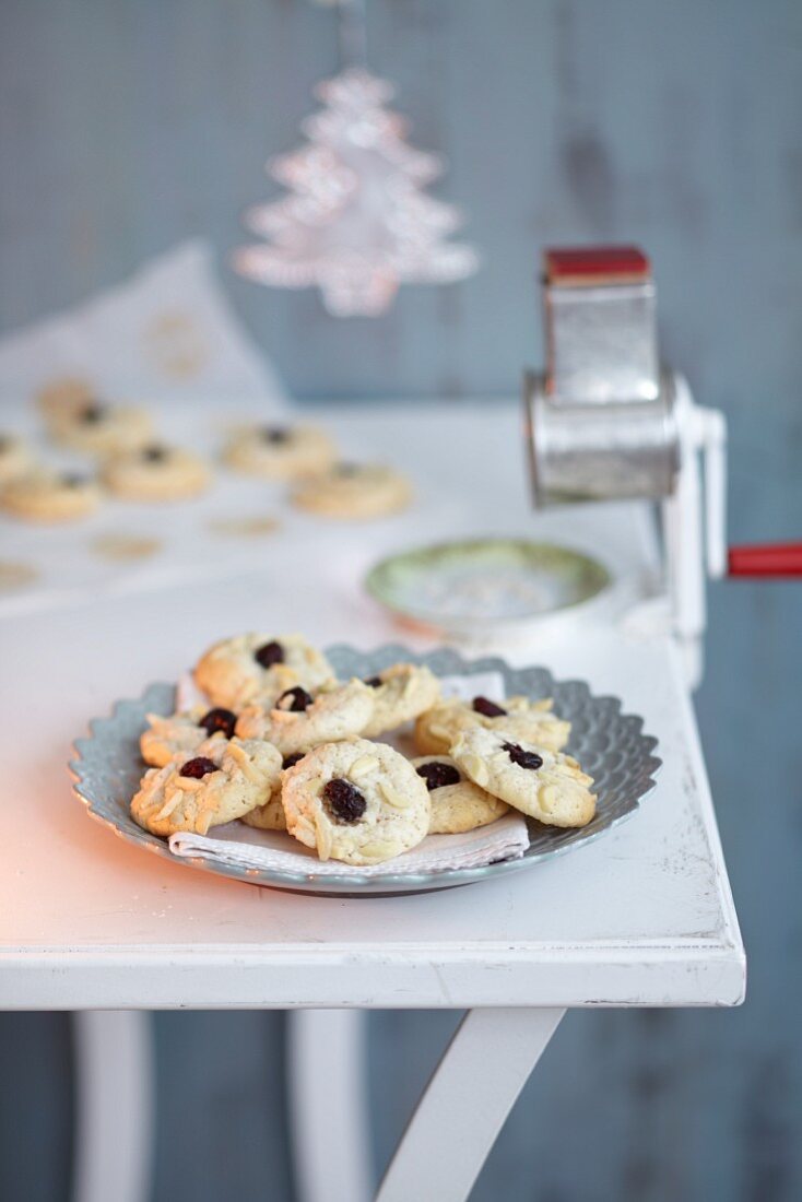 Mandelbusserl mit weisser Schokolade (Weihnachtsgebäck, Österreich)