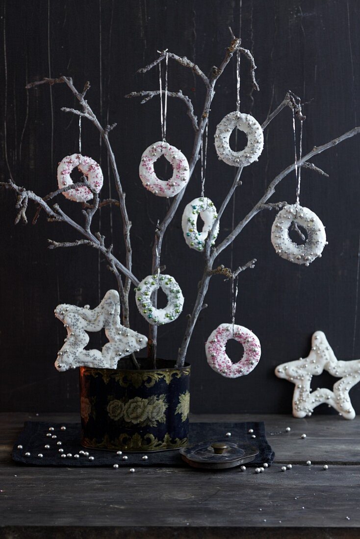 Meringue rings decorated with silver pearls as tree decorations