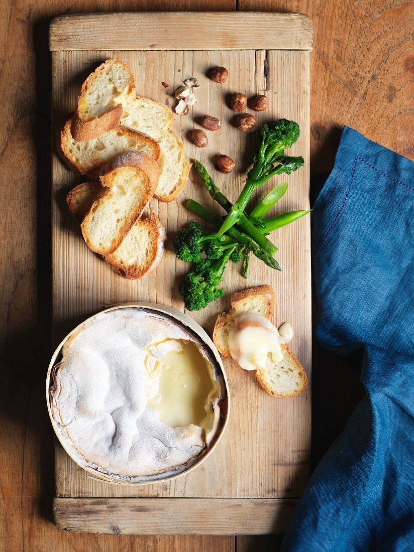 Gebackener Vacherin mit Trüffelhonig, Haselnüssen und Baguette