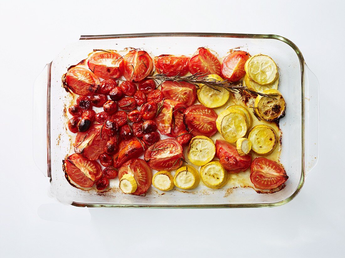 Gebratene Tomaten und Zucchini mit Rosmarin