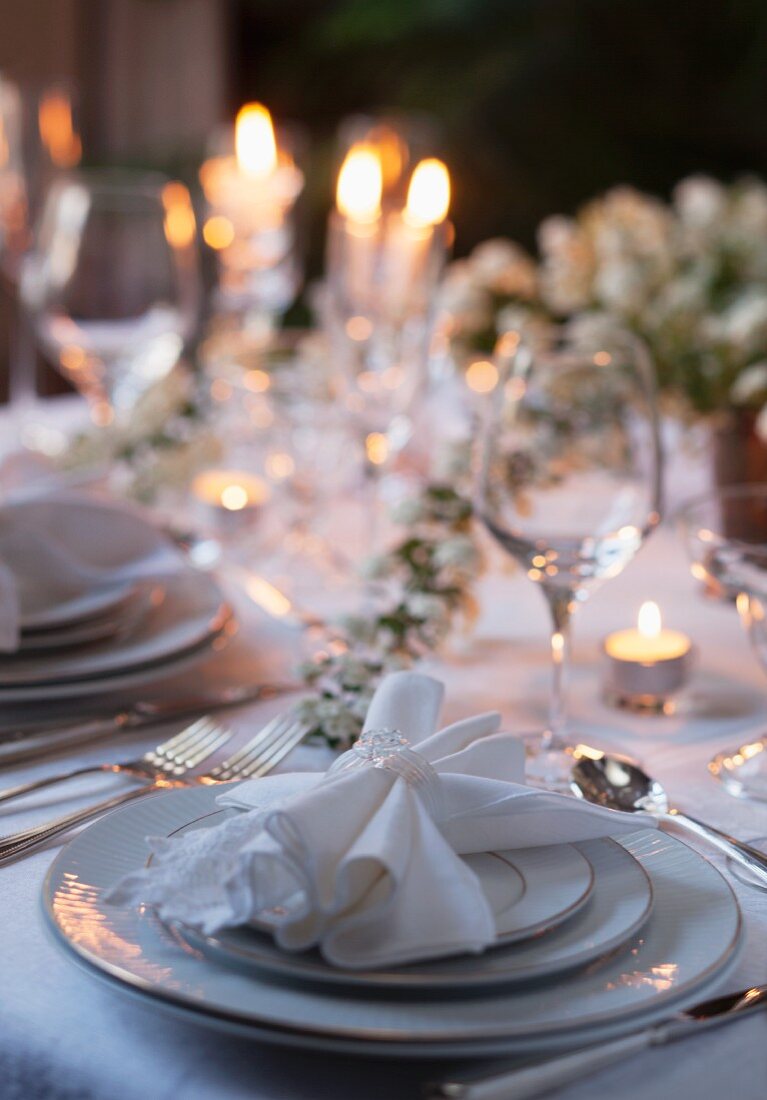 Frühlingshaft gedeckter Hochzeitstisch mit Kerzenbeleuchtung