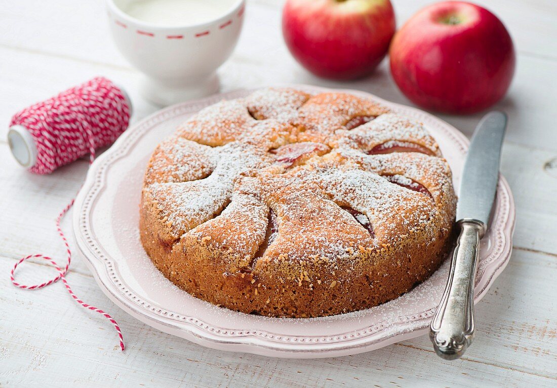 Gedeckter Apfelkuchen mit Puderzucker