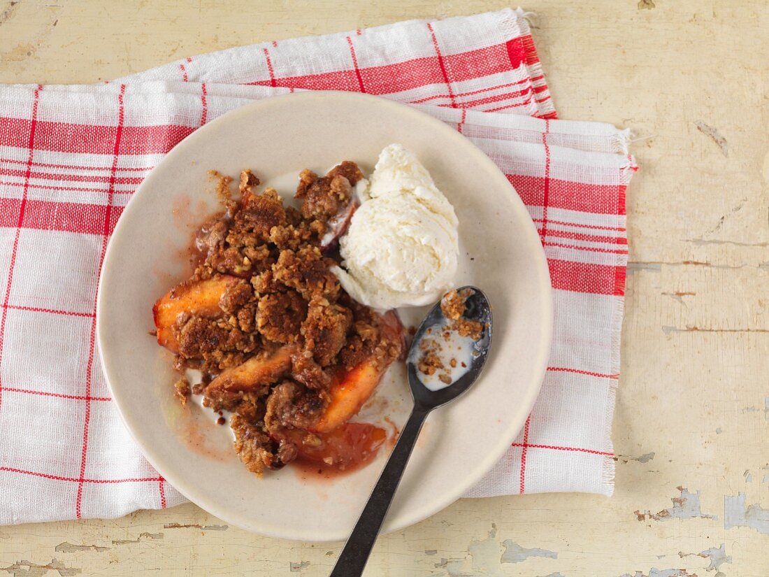 Peach crumble with vanilla ice cream