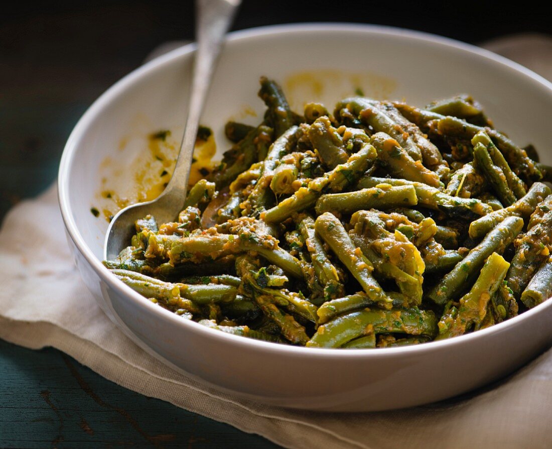 Green beans with mustard sauce and herbs