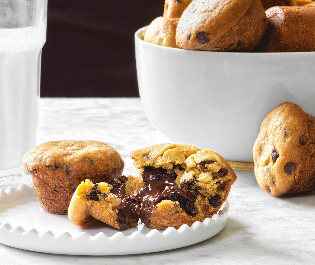 Cookie-Muffins mit flüssigem Schokoladenkern