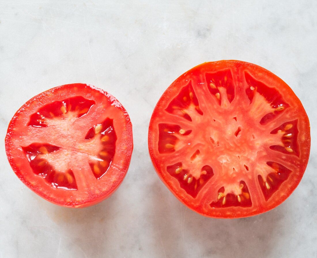 Zwei halbe Tomaten unterschiedlicher Grösse