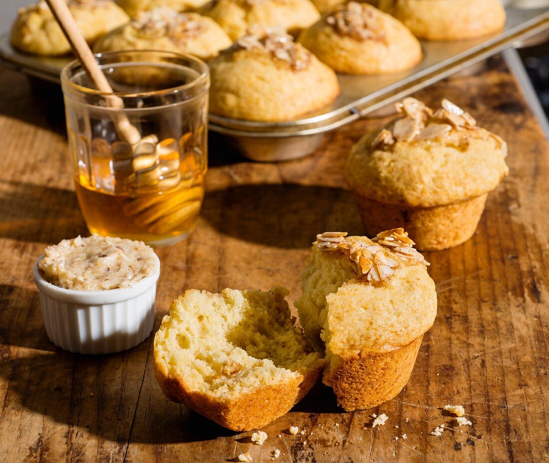 Wholemeal muffins with honey and flaked almonds