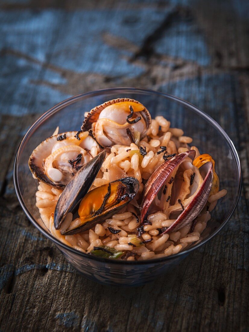 Risotto mit Muscheln und schwarzem Tee