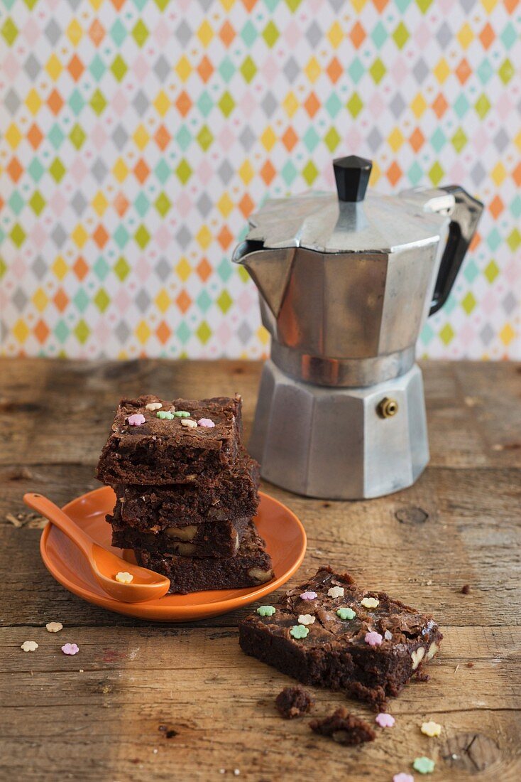 Brownies mit Zuckerblumen und Espressokanne