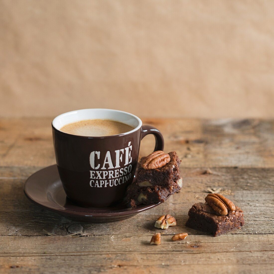 Schokoladen-Pecannuss-Brownie auf einer Espressotasse