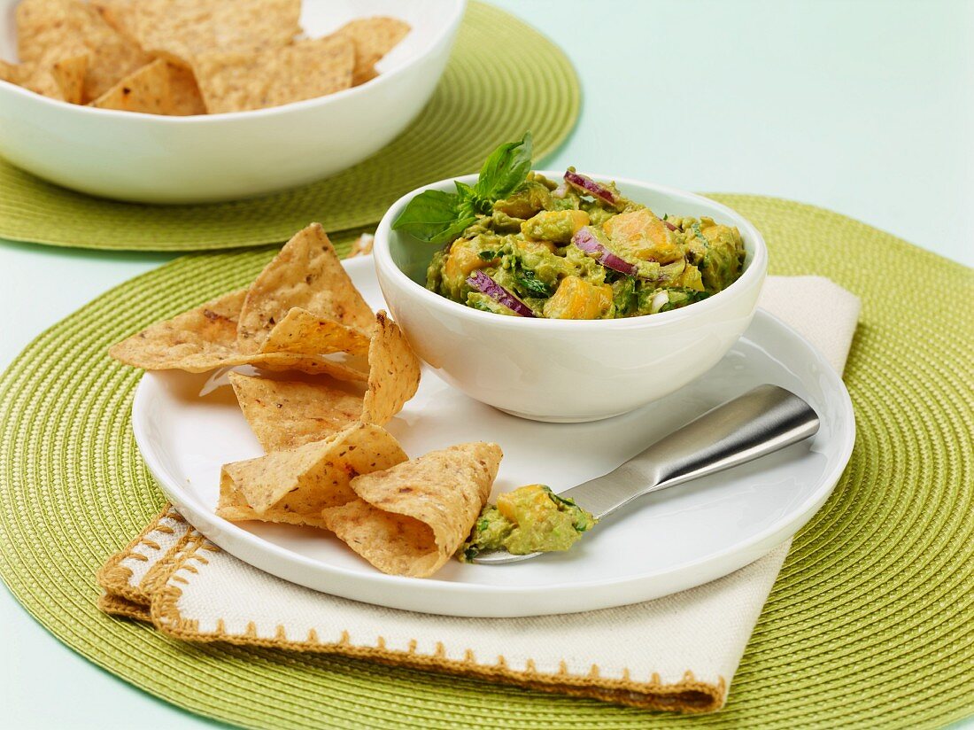 Mango-Guacamole mit Taco-Chips