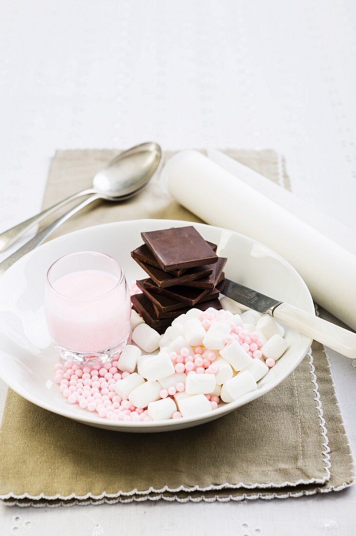 Schokolade, Marshmallows, Zuckerperlen und rosa Zuckerglasur
