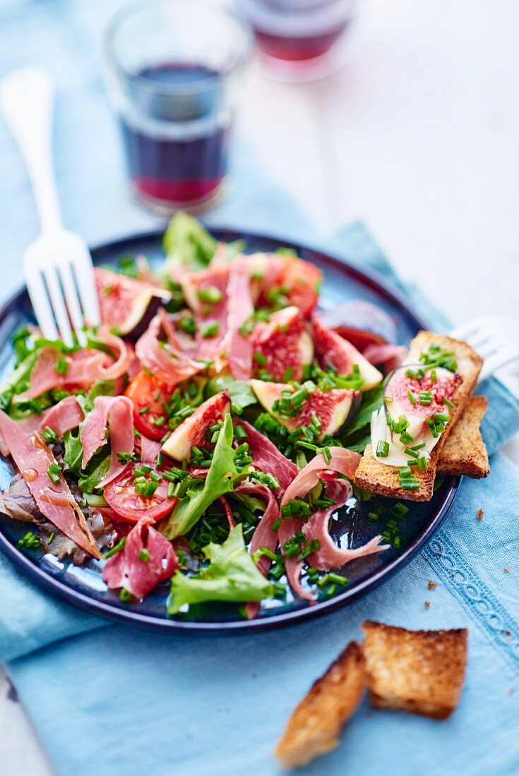Mixed leaf salad with ham and figs