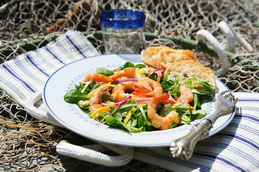 Insalata mista ai gamberi (Gemischter Salat mit Garnelen, Italien)