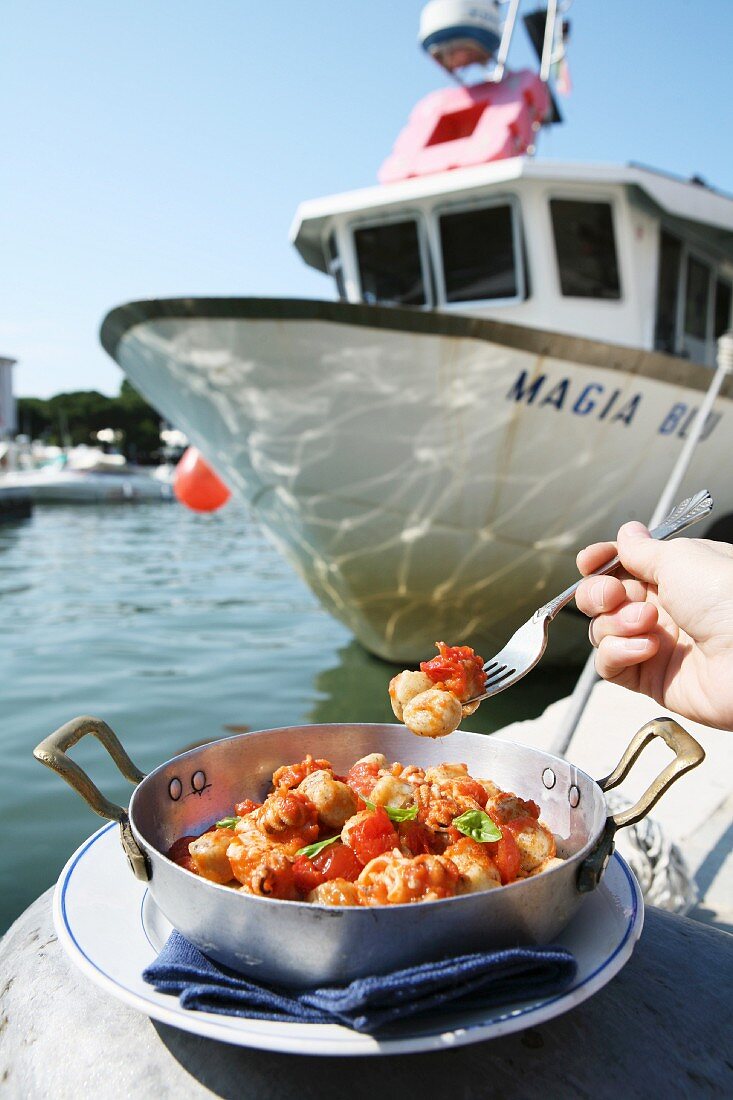 Capesante al pomodoro (scallops with tomatoes, Italy)