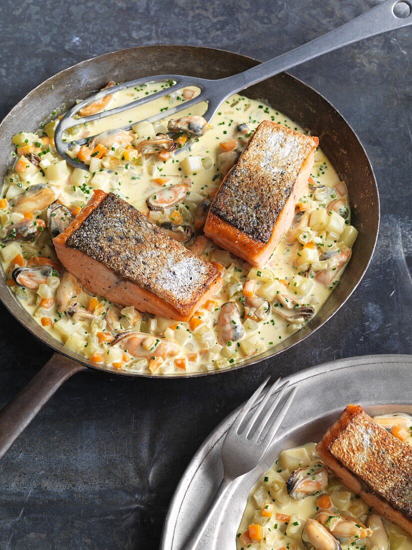 Muschelcurry mit gebratenen Lachsfilets