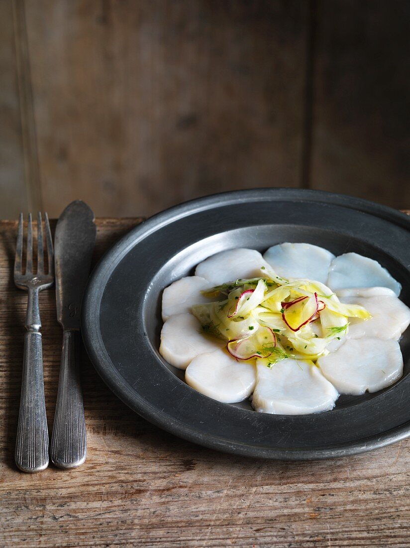 Jakobsmuschelcarpaccio mit Gemüsesalat