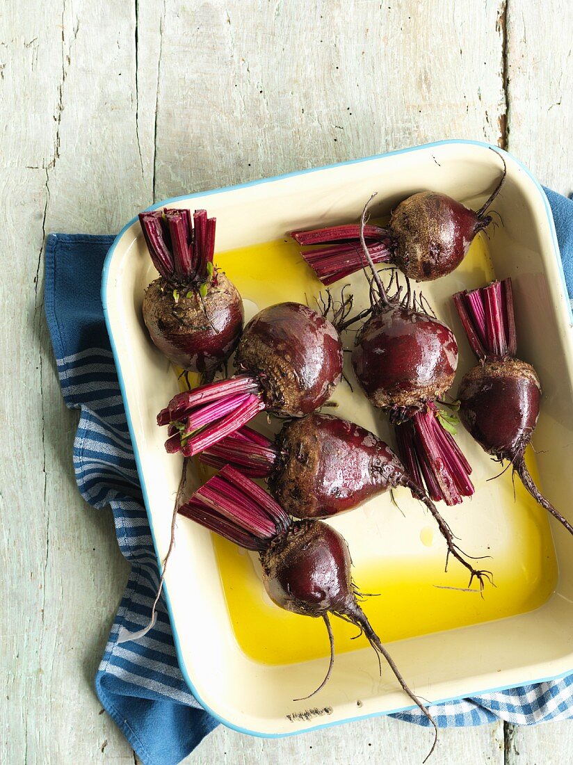 Beetroot in a baking dish with oil