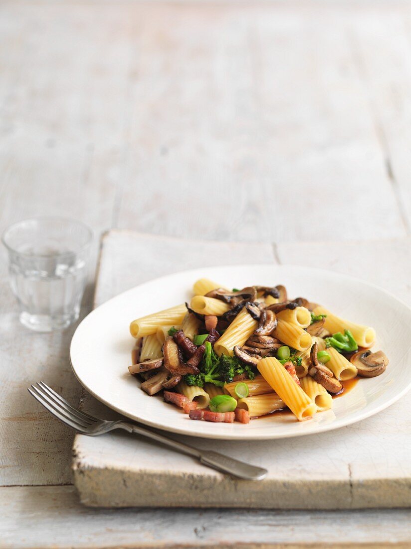 Pasta with bacon, broccoli and mushrooms