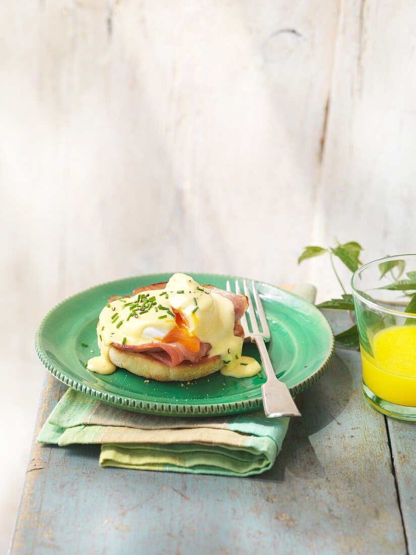 Toast topped with a poached egg and Hollandaise sauce