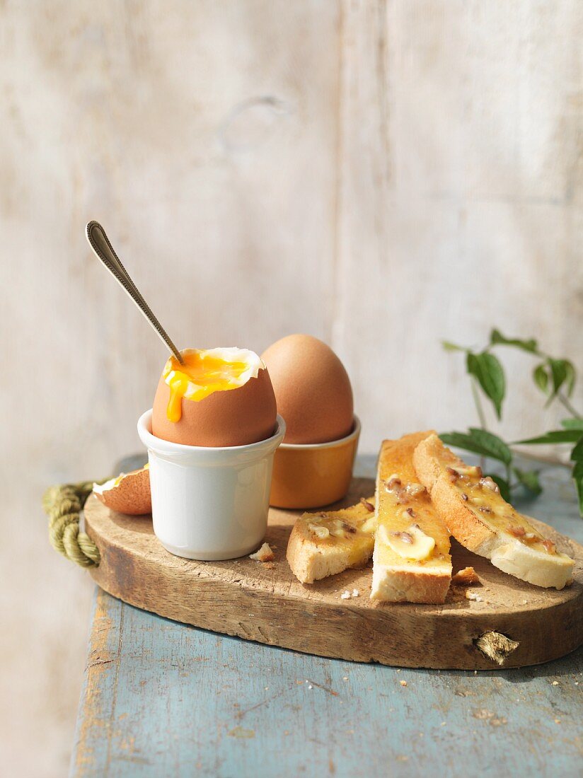 Weiches Ei mit Anchovisbutter-Toast