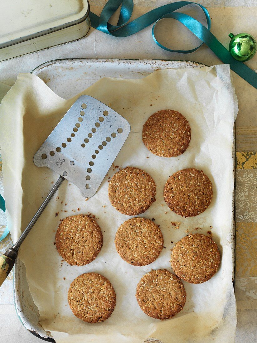 Walnut and pepper oat cookies