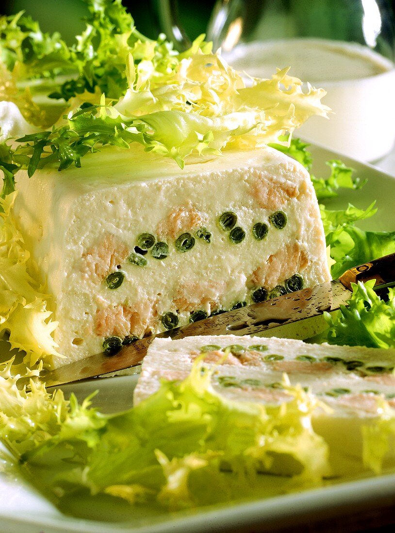 Forellen-Lachs-Terrine mit Champagnersauce & Friseesalat