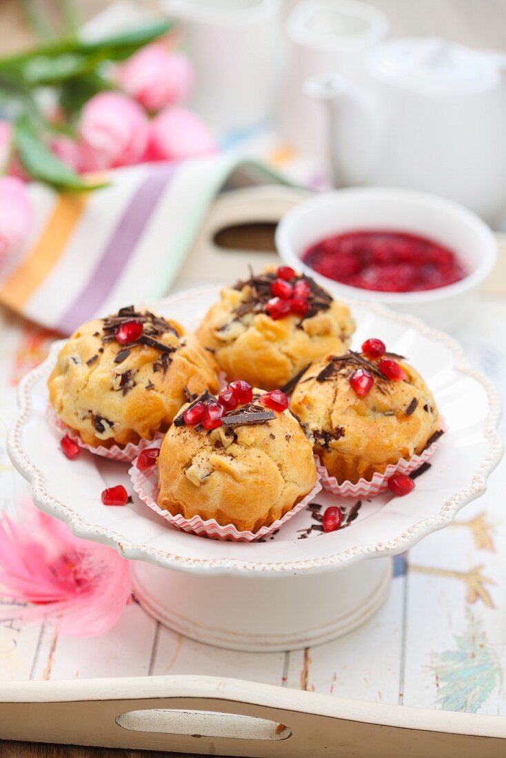 Muffins mit Schokolade und Granatapfelkernen