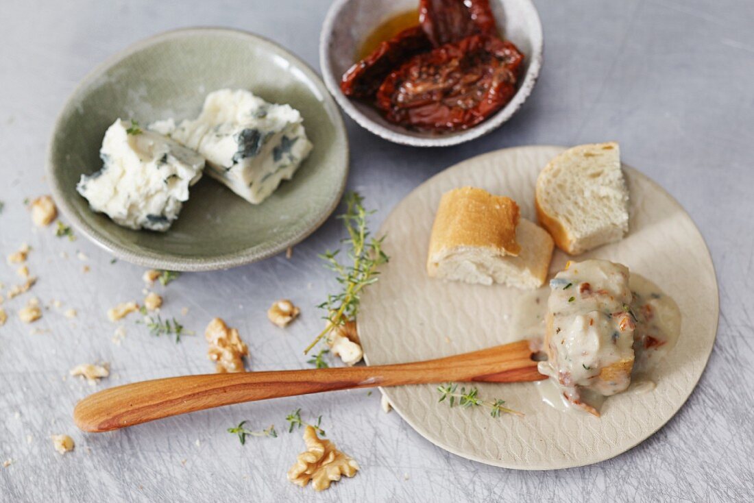 Gorgonzola fondue with dried tomatoes and walnuts