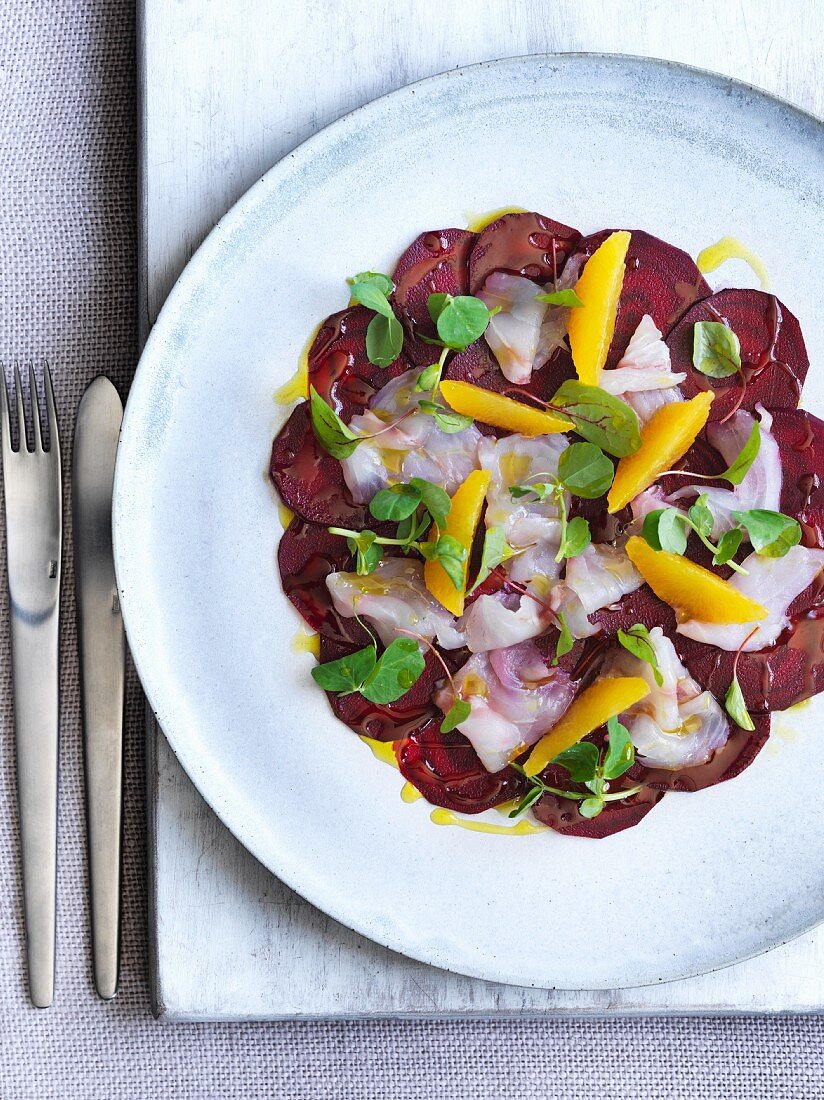 Rote-Bete-Carpaccio mit Seebarsch und Orangen