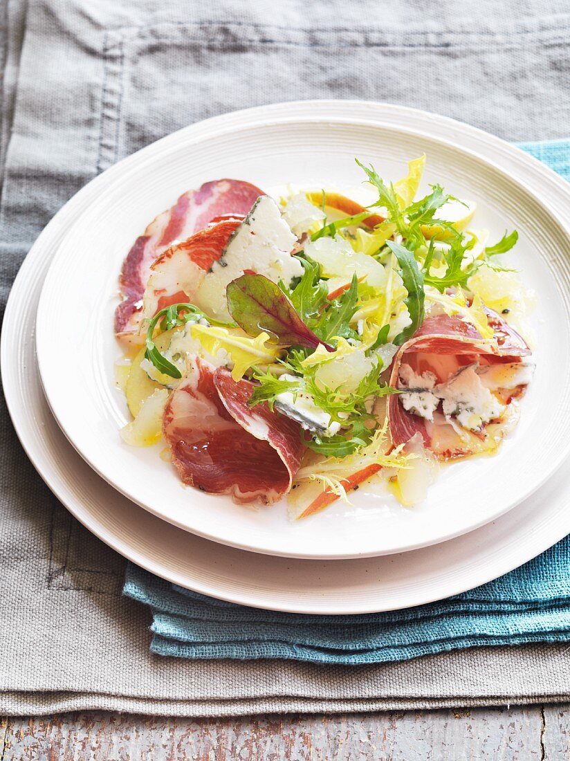 Blattsalat mit Coppa, Birnen, Blauschimmelkäse und Zitronen-Ingwer-Gelee