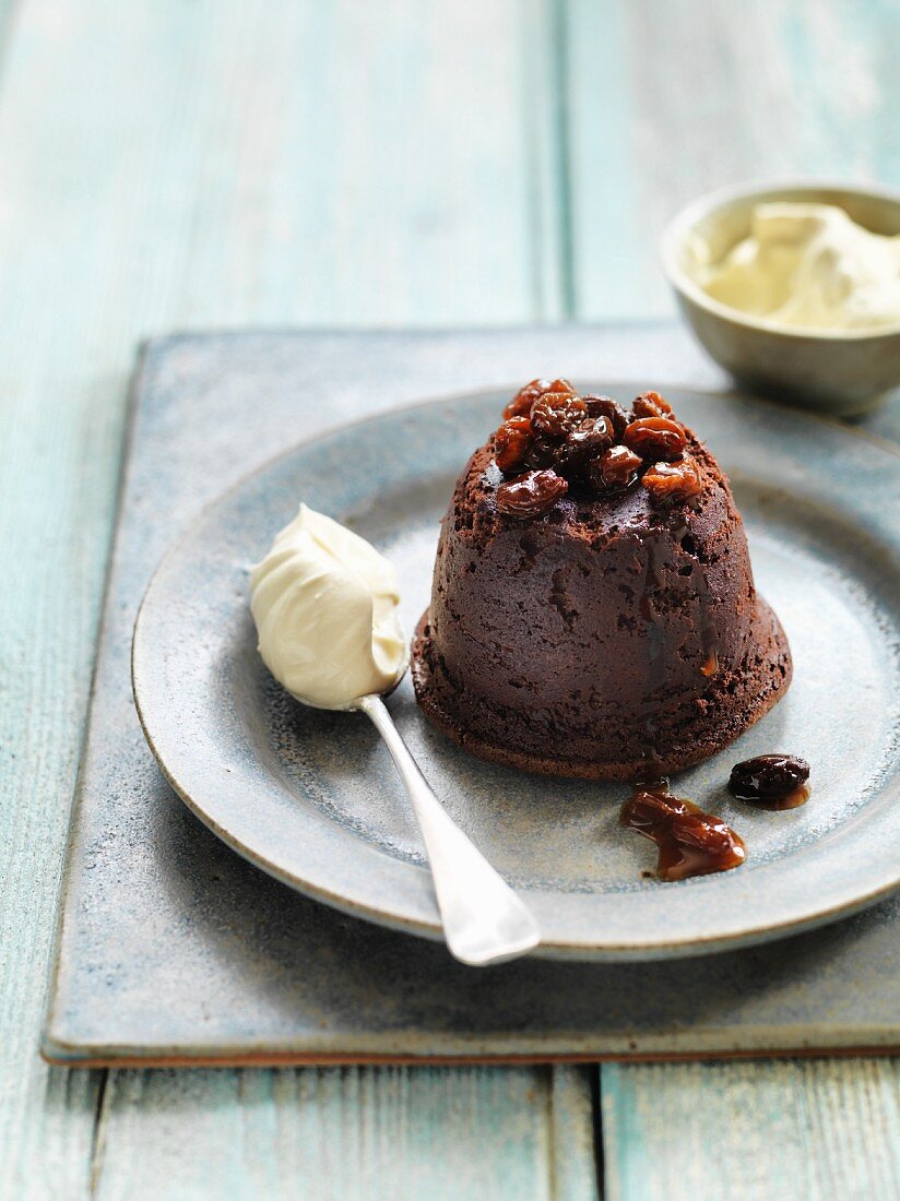 Schokoladen-Zimt-Küchlein mit Sherry, Rosinen und Creme fraiche