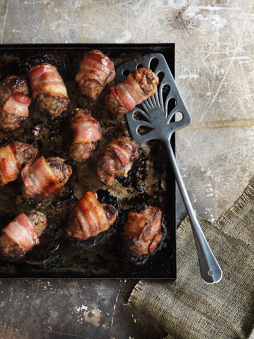 Fasanenröllchen mit Trockenpflaumen und Bacon