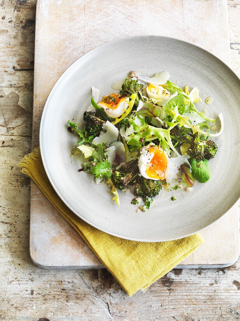 Brokkolisalat mit Ei und Parmesan