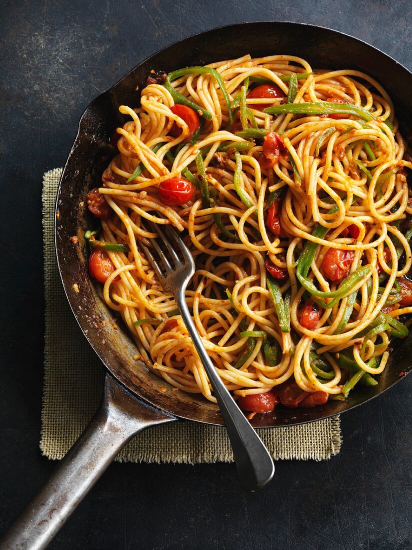 Spaghetti mit grünen Bohnen, Anchovis und Tomaten