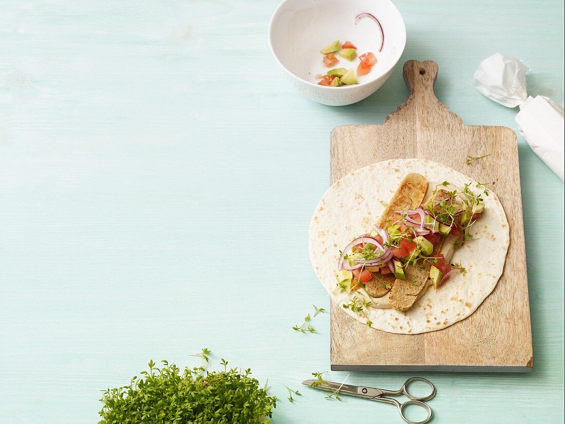 Frühstückswrap mit veganer Grillwurst & Sesamcreme