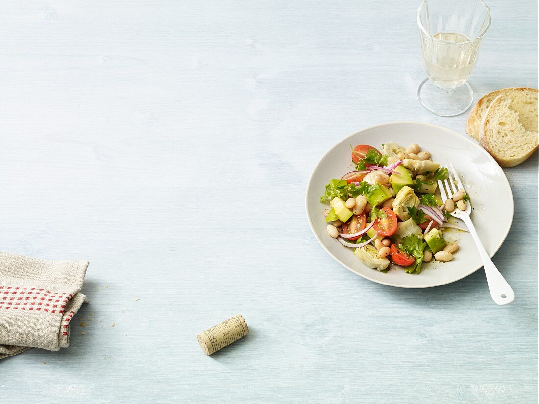 Gemüsesalat mit Avocado, Artischocken & Tomaten