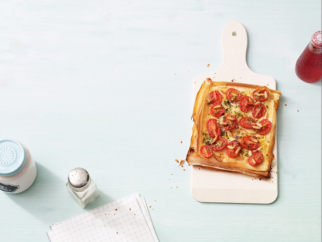 Tartelettes aux tomates: puff pastry with tomatoes and pine nuts