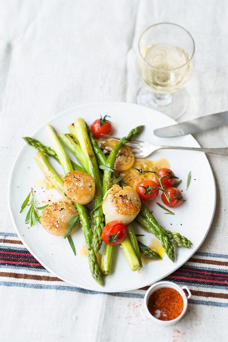 Green asparagus with scallops and cherry tomatoes