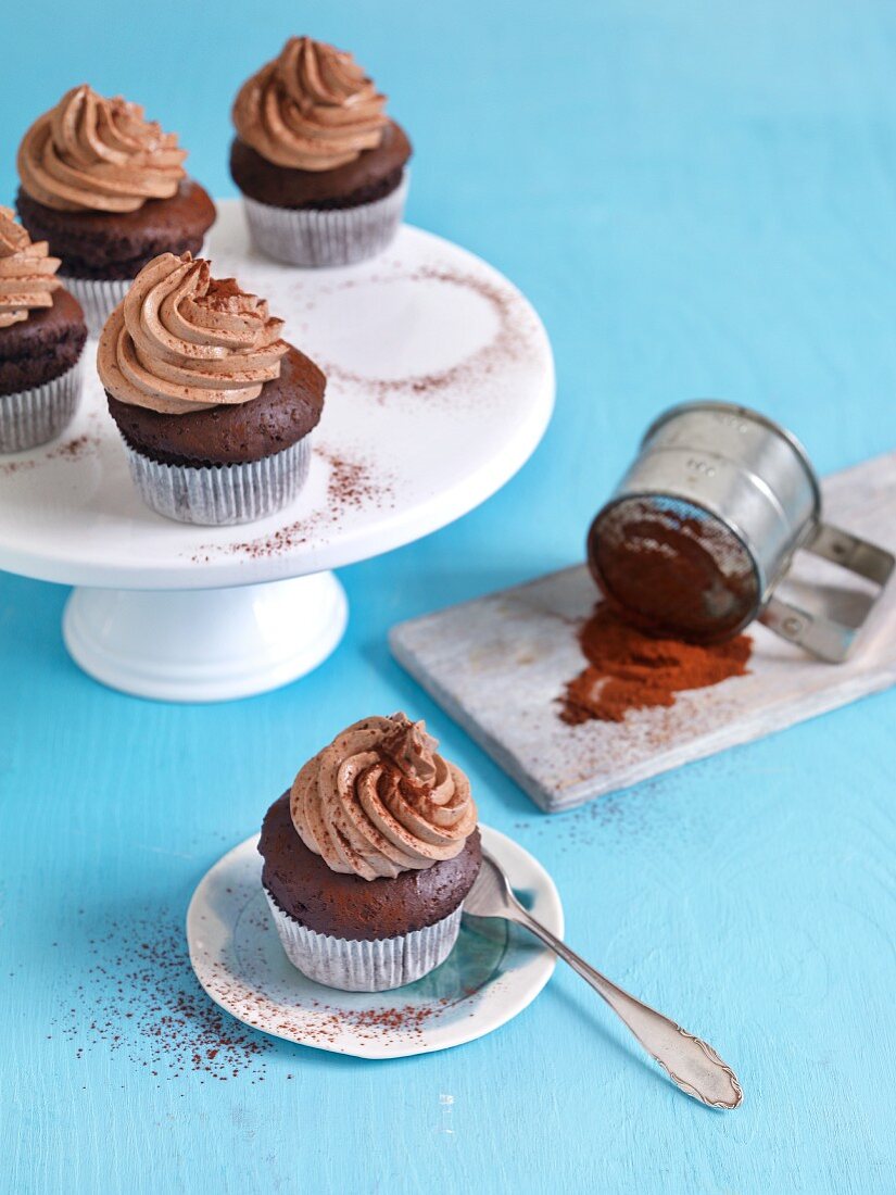 Nougat-Cupcakes mit Kakaopulver
