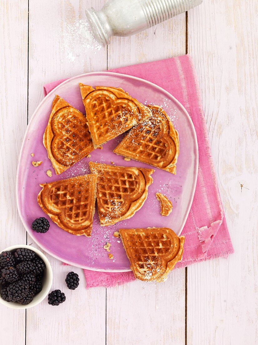 Dinkelwaffeln mit Mohn & frischen Brombeeren