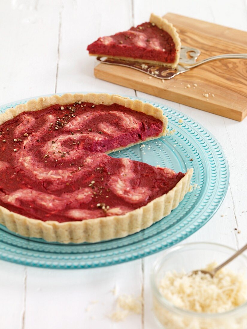 Rote-Bete-Tarte mit Meerrettich, angeschnitten