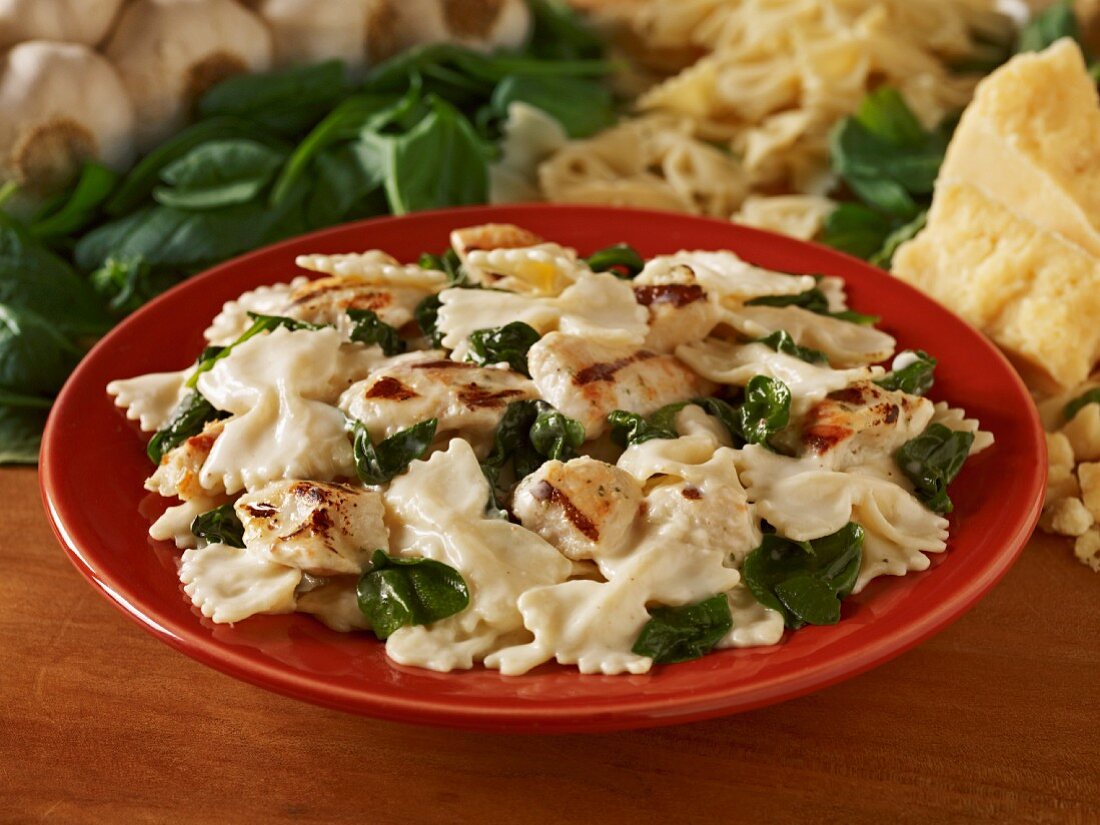 Farfalle alfredo with spinach and chicken