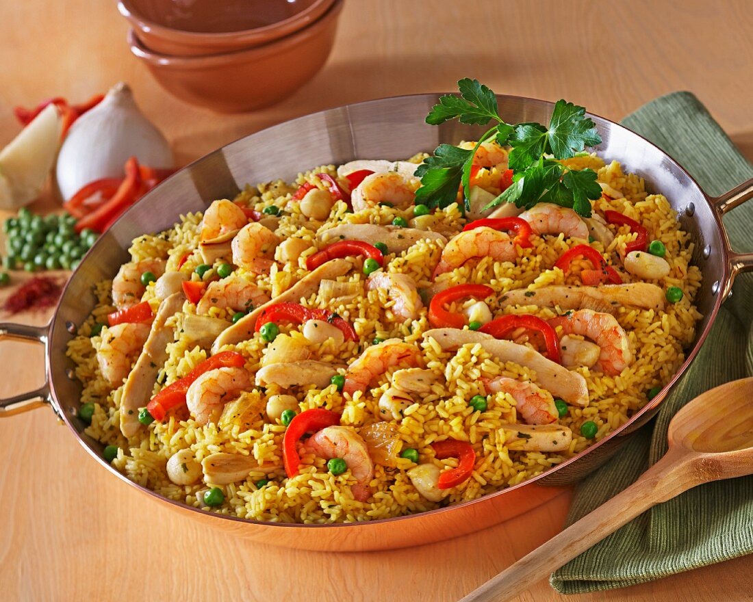 Paella mit Garnelen und Hähnchen